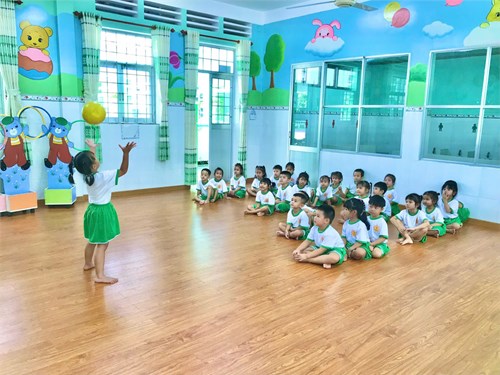 Lớp chồi 1 học Tung bóng lên cao và bắt bóng bằng 2 tay