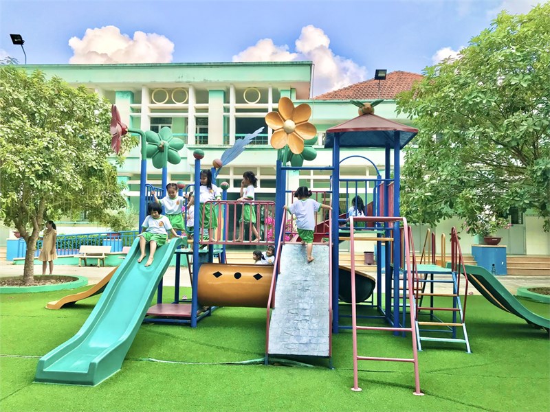 Hoạt động ngoài trời của các bé lớp Chồi 1