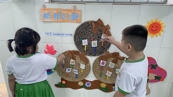 Bé điểm danh đến lớp