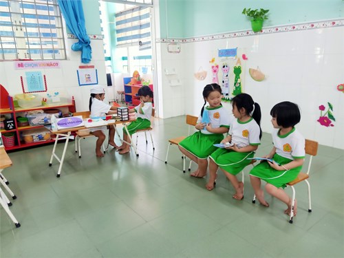 Bé tập làm bác sĩ