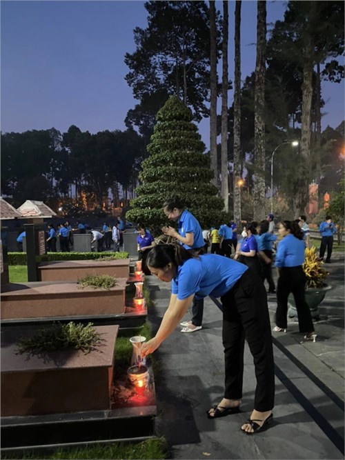 Đại điện công đoàn Trường Mầm non Hoàng Minh Đạo tham gia chương trình      Thắp nến tri ân     nhân kỷ niệm 49 năm Ngày giải phóng miền Nam, thống nhất đất nước (30/4/1975 - 30/4/2024)