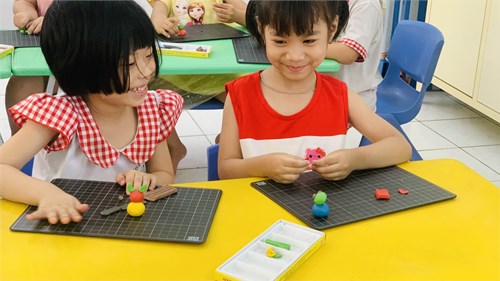 Hình ảnh hoạt động học của cô và trẻ