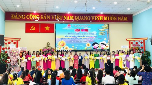 Dự lễ phát thưởng hội thi Giáo viên giỏi cấp TPTĐ