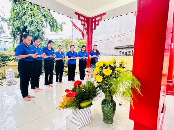 Chi đoàn MN Hoa Pượng Đỏ tham gia hoạt động thắp nến tri ân tại Đình An Nhơn hướng đến kỷ niệm 77 năm ngày Thương binh, Liệt sĩ (27.7.1947 - 27.7.2024)