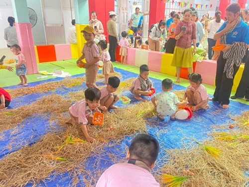 Các bé trường mầm non hoa phượng hồng với
hoạt động trải nghiệm
“bé vui nông trại - trải nghiệm nghề nông”