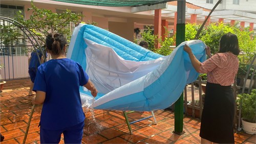Công tác vệ sinh bể bơi