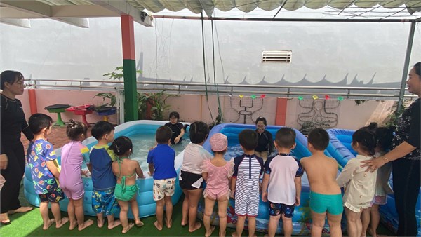Các bé lớp Chồi 2 tập kỹ năng: nổi trên nước