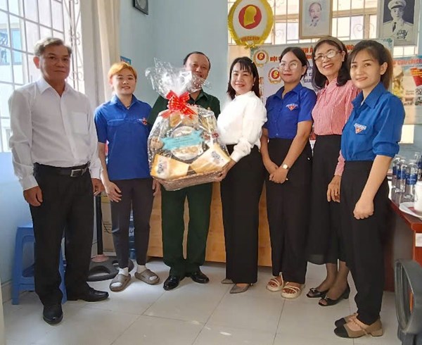 Chi Bộ và Chi Đoàn trường Mầm non Hoa Quỳnh đến thăm và chúc mừng Ngày 22/12 Cựu chiến binh Phường 1 và Dân Quân tự vệ Phường 1