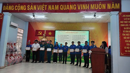 Chi đoàn thanh niên trường Mầm non Hoa Quỳnh nhận giấy khen về thành tích xuất sắc trong công tác Đoàn và phong trào thanh thiếu nhi năm 2024