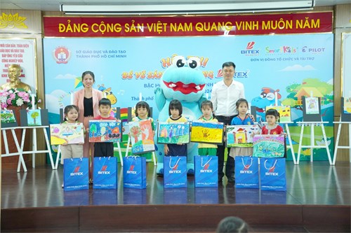 Bé Đình Vũ Tú Uyên, lớp Chồi 1, Trường Mầm non Hoa Quỳnh đạt giải Khuyến khích Hội thi Bé vẽ sáng tạo cùng Bitex cấp thành phố