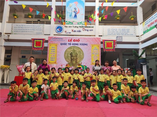 Trường Mầm non Hoa Quỳnh tổ chức cho các bé khối lá tham quan trường tiểu học Trần Khánh Dư