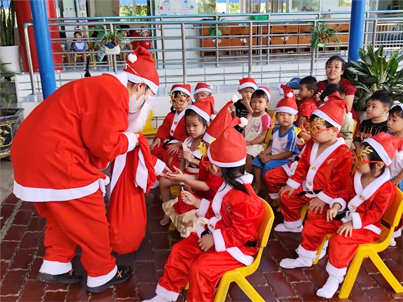 Sáng ngày 24 tháng 12 năm 2024, trường Mầm non Hoa Sen 2 tổ chức lễ hội Noel cho các bé.