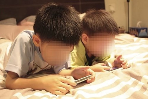 Nghiện smartphone, nhiều trẻ nhập viện do đau khớp ngón tay, cổ tay