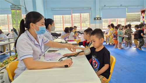 Tổ chức khám sức khỏe cho trẻ