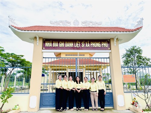 Chi bộ viếng Nhà bia ghi danh Liệt sĩ xã Phong Phú