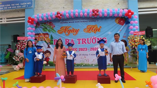 Trao giấy chứng nhận hoàn thành chương trình trẻ 5 tuổi - Lá 1
