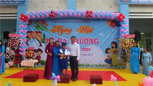 Trao giấy chứng nhận hoàn thành chương trình 5 tuổi - Lá 2