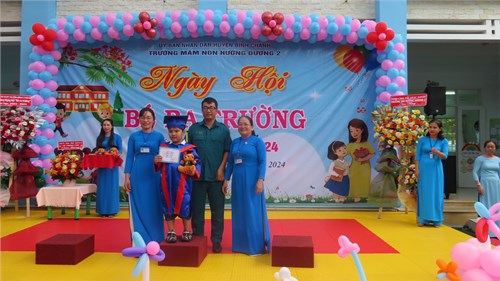 Trao giấy chứng nhận hoàn thành chương trình 5 tuổi - Lá 3