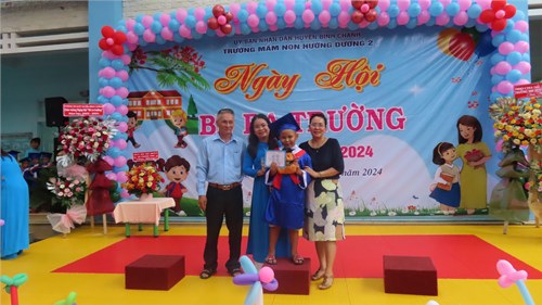 Trao giấy chứng nhận hoàn thành chương trình 5 tuổi - Lá 4