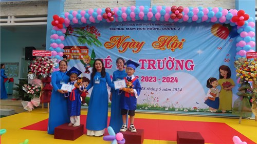 Trao giấy chứng nhận hoàn thành chương trình 5 tuổi - Lá 5