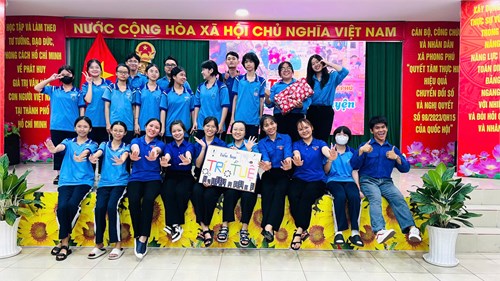 Chi đoàn trường Mầm non Hướng Dương 2 tham gia trại hè tại UBND xã Phong Phú.