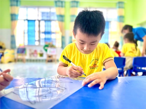 Sản phẩm của trẻ lớp Lá 5-6 tuổi trong tổ chức hoạt động vẽ