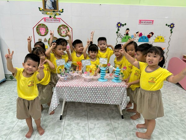 Bé nặn kẹo cầu vồng
