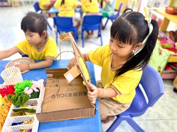 Bé sáng tạo  từ len