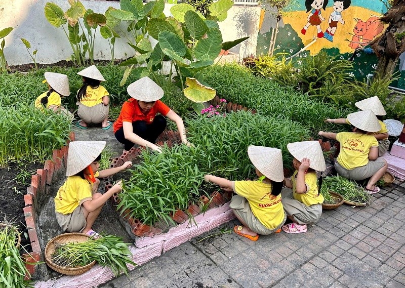 Trường Mầm non Hướng Dương tổng vệ sinh môi trường và tuyên truyền bảo vệ môi trường đến tập thể cán bộ giáo viên nhân viên học sinh.