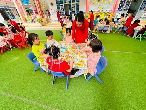 Bé và cô cùng làm thiệp, cắm hoa tặng mẹ nhân ngày 8/3