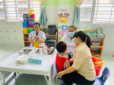 Trường Mầm non Hướng Dương kết hợp với Trạm y tế xã Phong Phú tổ chức tiêm vắc xin Sởi-Rubella cho trẻ vào ngày 06/9/2024 tại trường.