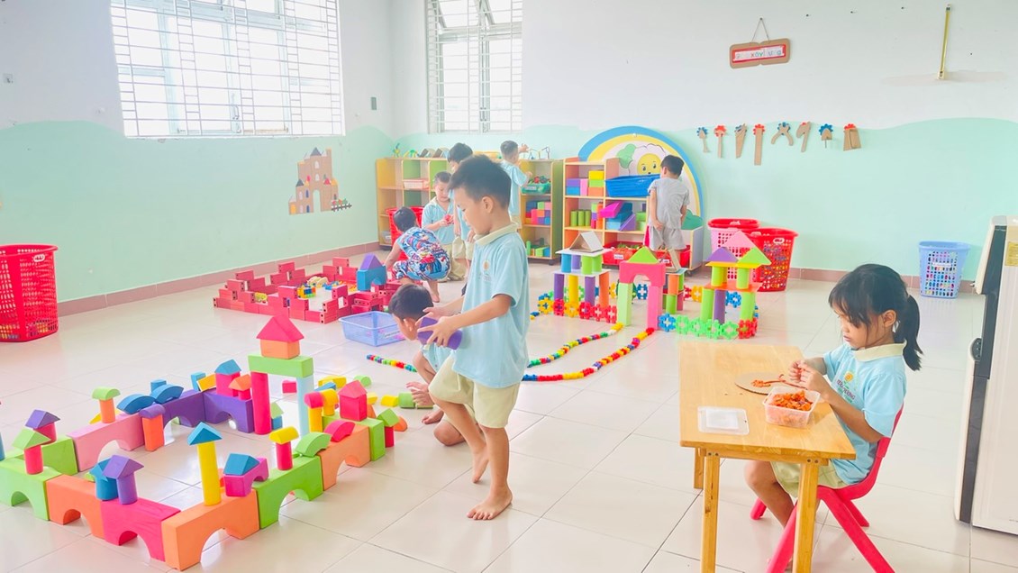 Các bé tham gia chơi xây dựng cùng bạn