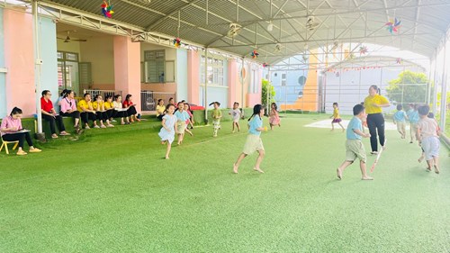 Tổ chức chuyên đề cấp trường  Tổ chức hoạt động giáo dục phát triển vận động cho trẻ mầm non , lớp Lá 5 thực hiện