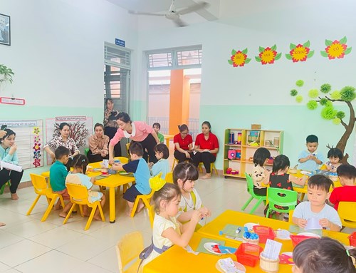 Tổ chức chuyên đề “Vận dụng các phương pháp STEM, STEAM vào thực hiện chương trình giáo dục mầm non” tại lớp Mầm 3