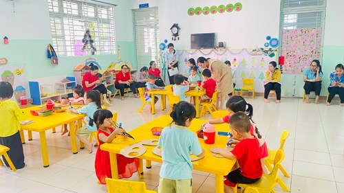 Tổ chức chuyên đề  Xây dựng trường mầm non lấy trẻ làm trung tâm  tại lớp Mầm 2