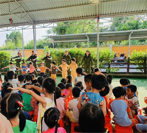 Các bé tham gia giao lưu trong lễ hội  Bé vui với chú bộ đội 