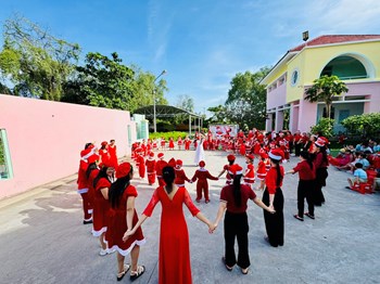 Các bé tham gia lễ hội  Bé vui với ông già Noel 