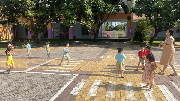 Các bé lớp Mầm trải nghiệm với sản phẩm kính soi của mình sau khi hoàn thành