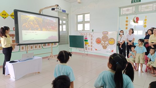 Giáo viên ứng dụng công nghệ thông tin vào tổ chức các hoạt động cho trẻ làm quen với thơ tại lớp Lá 7