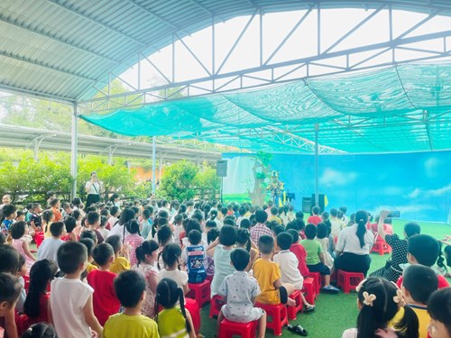 Các bé tham gia chơi Lễ hội Trung thu