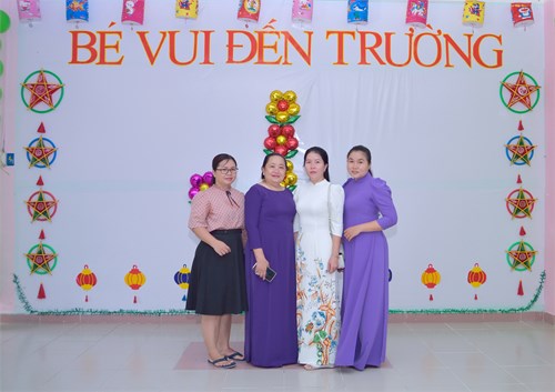 Tập thể Ban giám hiệu nhà trường chụp ảnh kỉ niệm cùng lãnh đạo xã Nhơn Đức