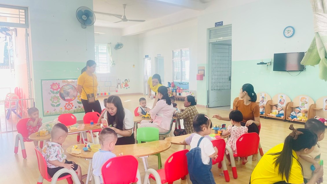 Ba mẹ tập cho bé làm quen với môi trường lớp học