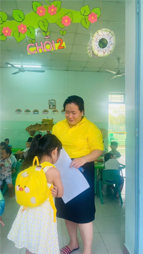 Bé lớp Chồi biết chào cô khi đến lớp