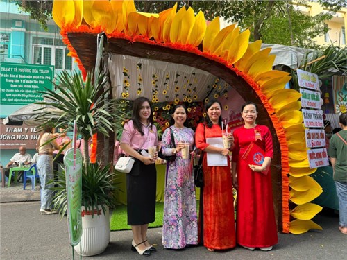 Chi bộ trường MN Hướng Hướng tham gia hội thi trang trí gian hàng ẩm thực và biễu diễn văn nghệ chào mừng 20 năm thành lập phường Hòa Thạnh
