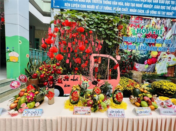 Trẻ tham gia Hội thi chưng mâm ngũ quả, làm bánh, cắm hoa Mừng Xuân