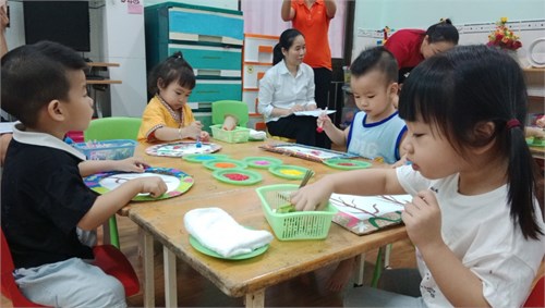 Cô Thu Mai và các bé lớp 24-36 tháng tuổi hoạt động tạo hình  Dùng nguyên vật liệu tạo hình hoa   với sự tham dự của các cô nhóm trẻ ngoài công lập