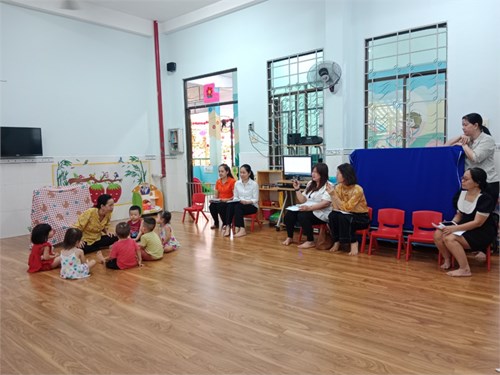 Câu chuyện   Cháu Chào ông ạ  Cô Thu Hà và các bé lớp 18-24 tháng tuổi mời các cô nhóm trẻ ngoài công lập tham dự