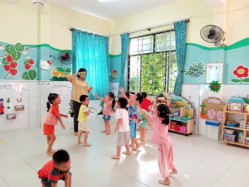 Hoạt động phát triển thể chất cô Minh Hiền và trẻ lớp Mầm 2 ( 3-4 tuổi) đề tài: Chạy theo đường dích dắc