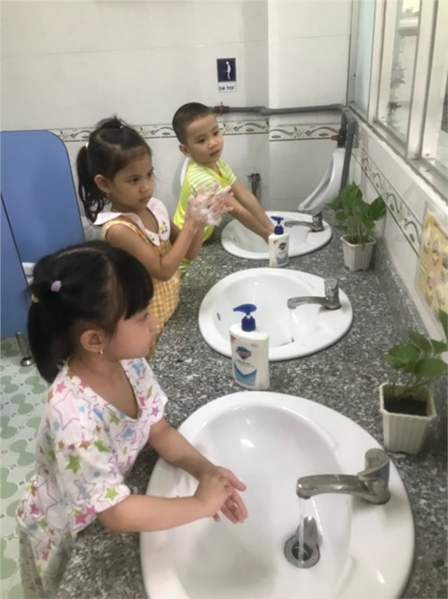 Trẻ lớp Mầm 2 ( 3-4 tuổi) thực hiện thao tác rửa tay trước giờ ăn trưa