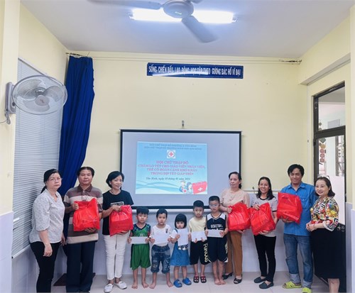 Hội chữ thập đỏ trường Mầm non Kim đồng chăm lo tết cho khối Công nhân viên và trẻ 
có hoàn cảnh khó khăn mừng tết Gíap thìn 2024